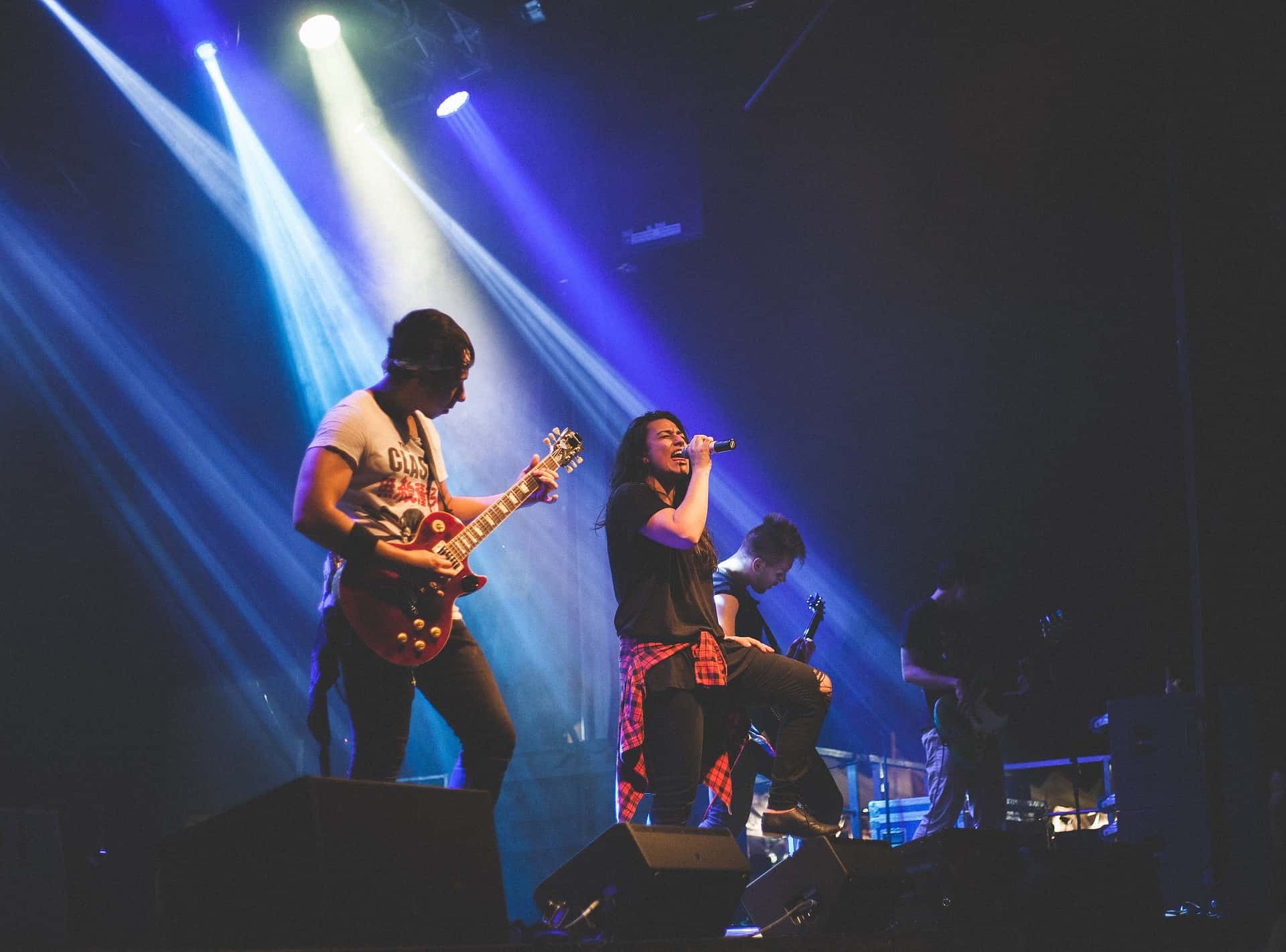 Concert-Guitar_Singer